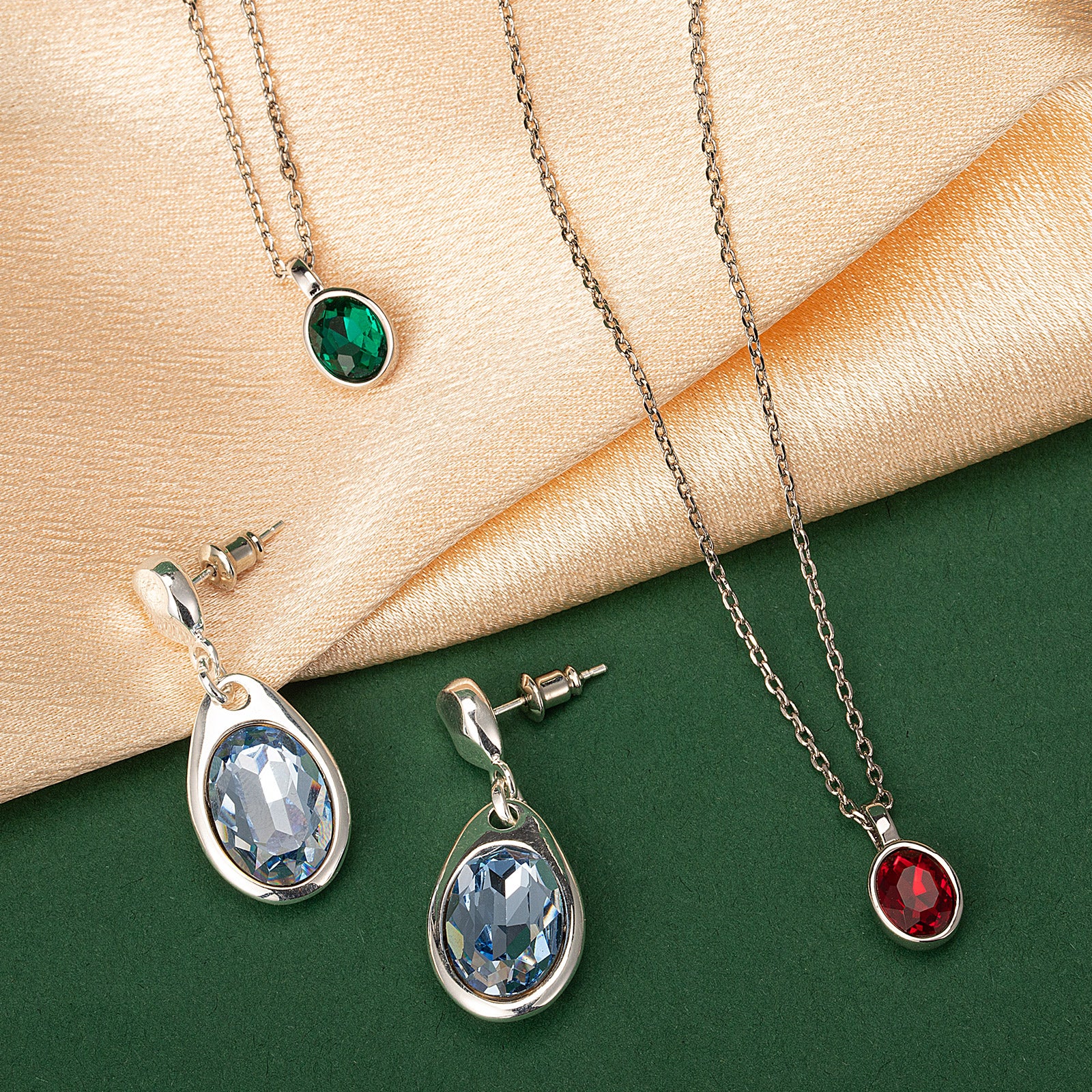 Agate Pendant Necklace with Emerald, a chic emerald accent to enhance your style, showcasing a stylish agate pendant in a vibrant green hue, adding a touch of modern flair to your neckline