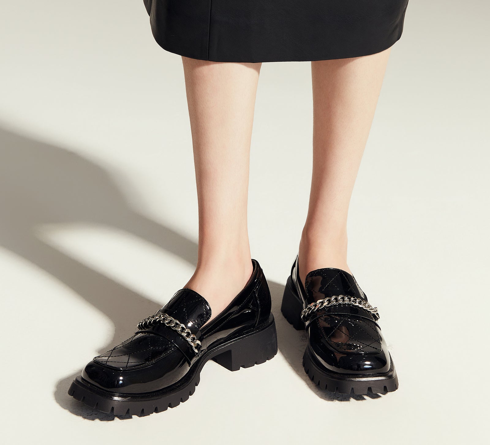  Metal Chain Platform Loafers in Black, a timeless and versatile option for everyday elegance