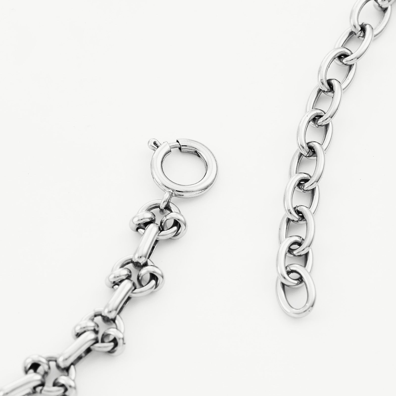Platinum Heart Diamond Chain Necklace, a symbol of pure purity, this necklace combines the timeless appeal of platinum with the everlasting sparkle of diamonds, creating a refined and romantic accessory