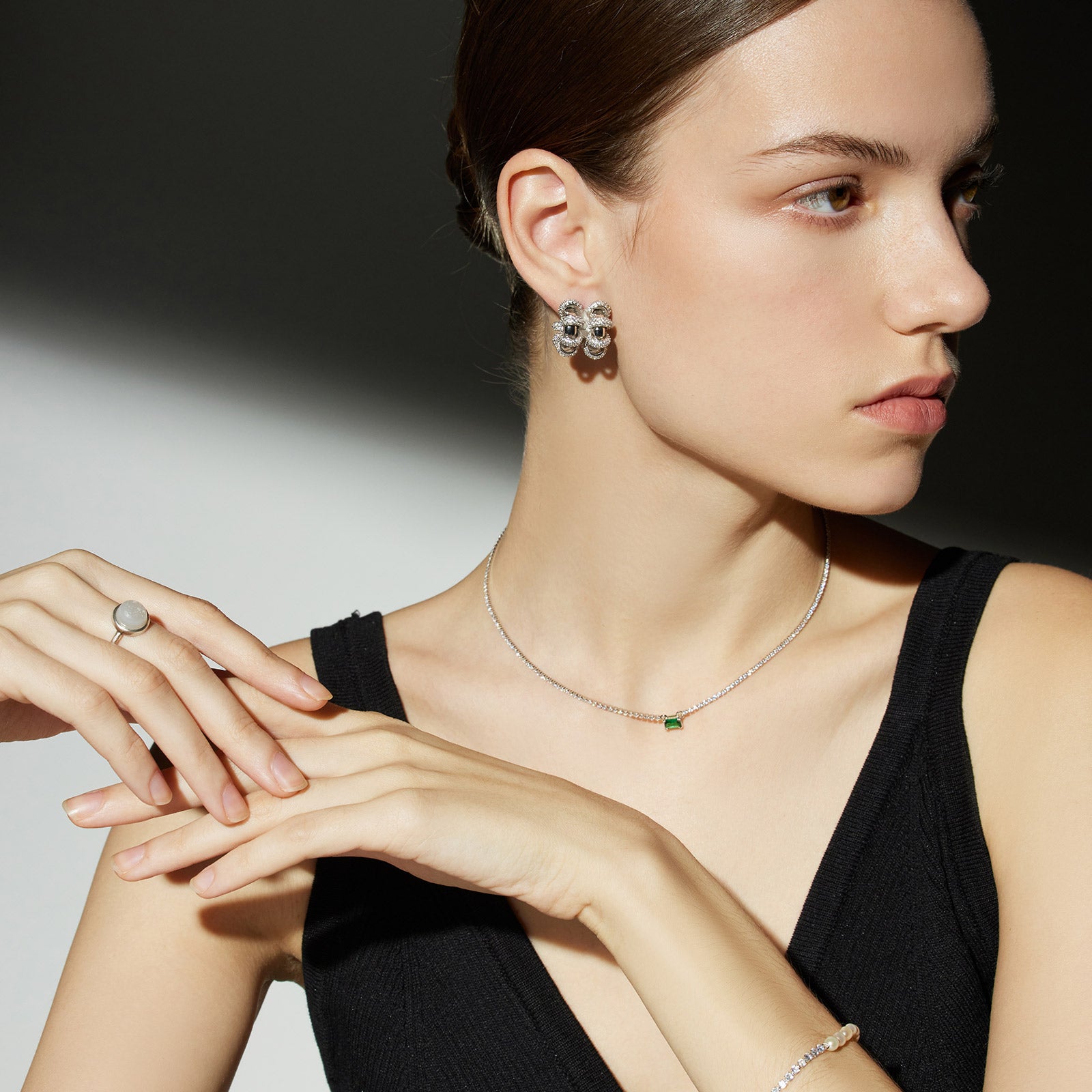 Emerald Rectangle Dewdrop Necklace, a chic emerald accent to elevate your style, featuring a rectangular dewdrop pendant with a vibrant emerald hue, adding a touch of modern flair to your neckline.