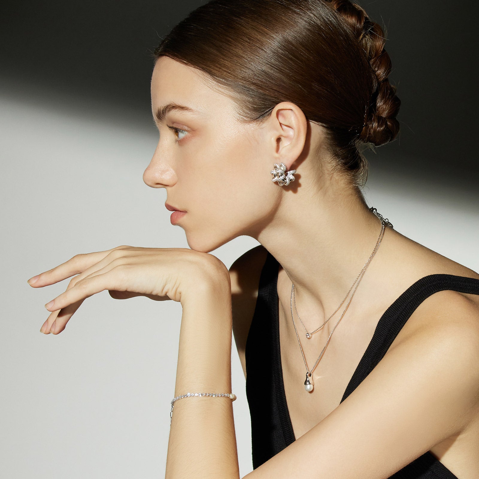 Platinum Pearl Drop Pendant Necklace, unveiling the grace of platinum, this necklace features a mesmerizing pearl drop pendant in a rich platinum hue, creating a captivating and versatile accessory.