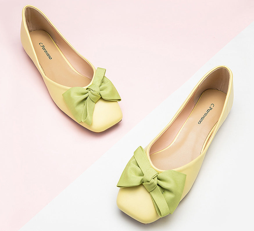 Chic yellow-green bowknot square flats for a trendy look.