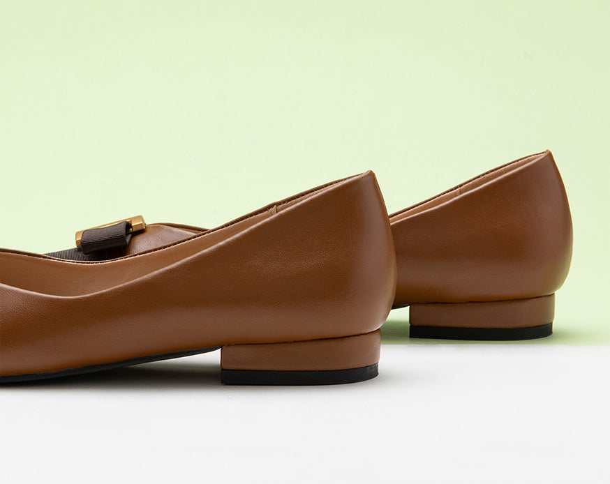 Classic brown flats in genuine leather adorned with chic details"