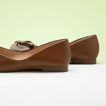  A stylish pair of square-toe flats featuring a charming bowknot detail, crafted from luxurious and soft leather for a fashionable look.
