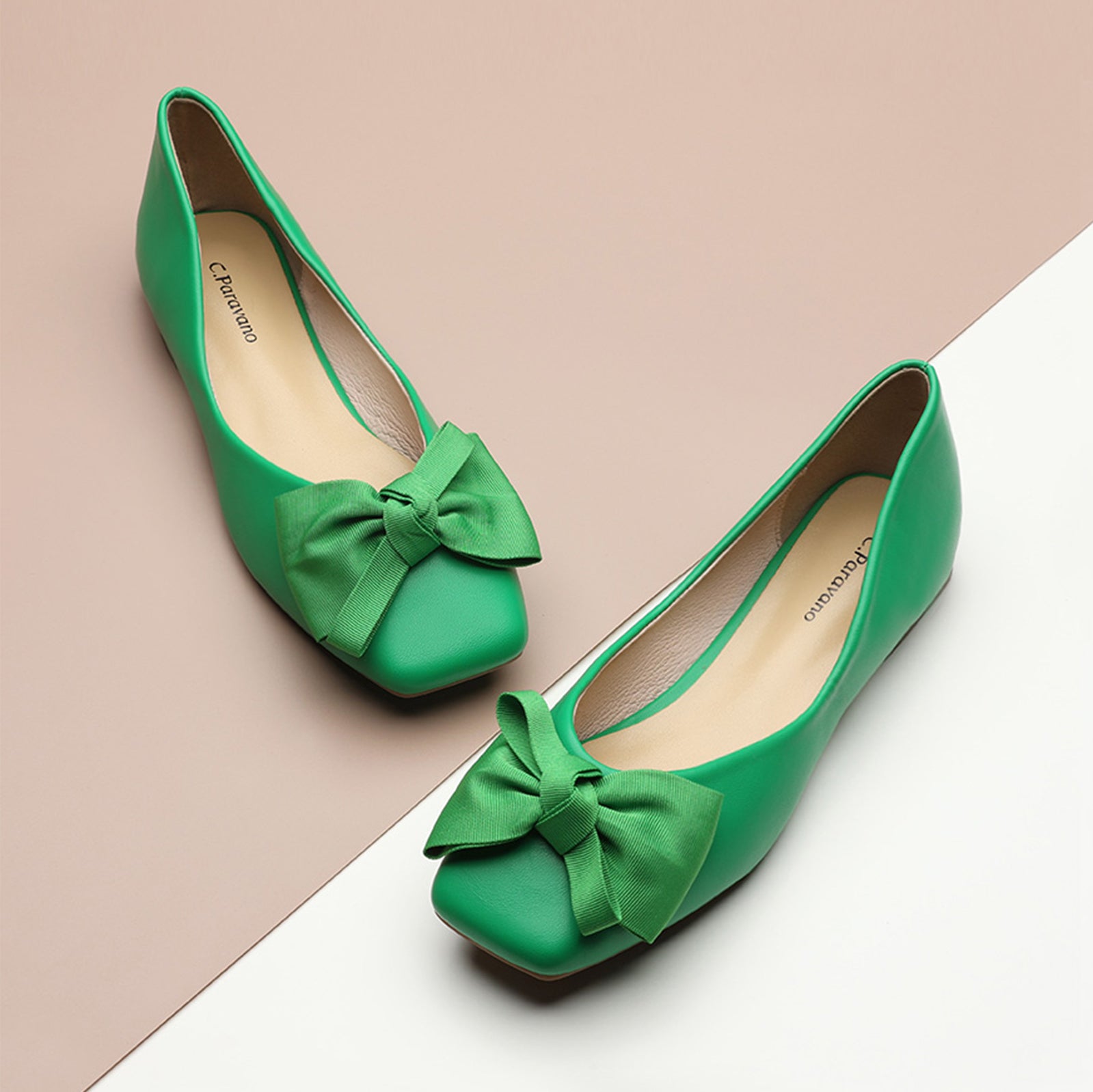  Embrace the beauty of nature with these verdant green square-toe flats, featuring an elegant bowknot and crafted from soft, high-quality leather for a stylish and comfortable look.