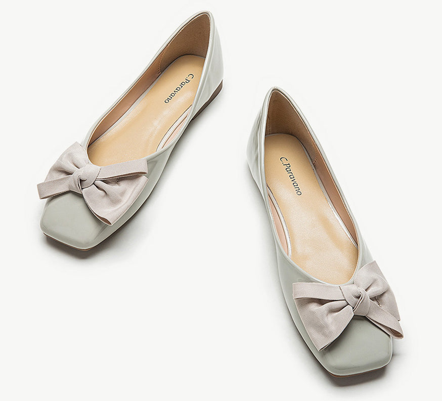 Square flats in a refreshing grass-green color with a stylish bowknot.