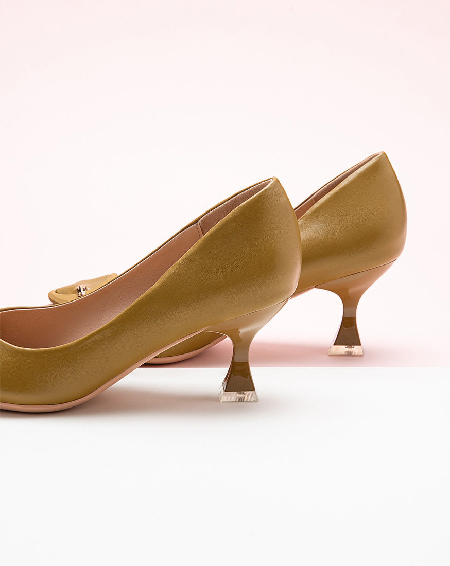Chic-Straw-Leather-Pumps-Signature-C-Brand