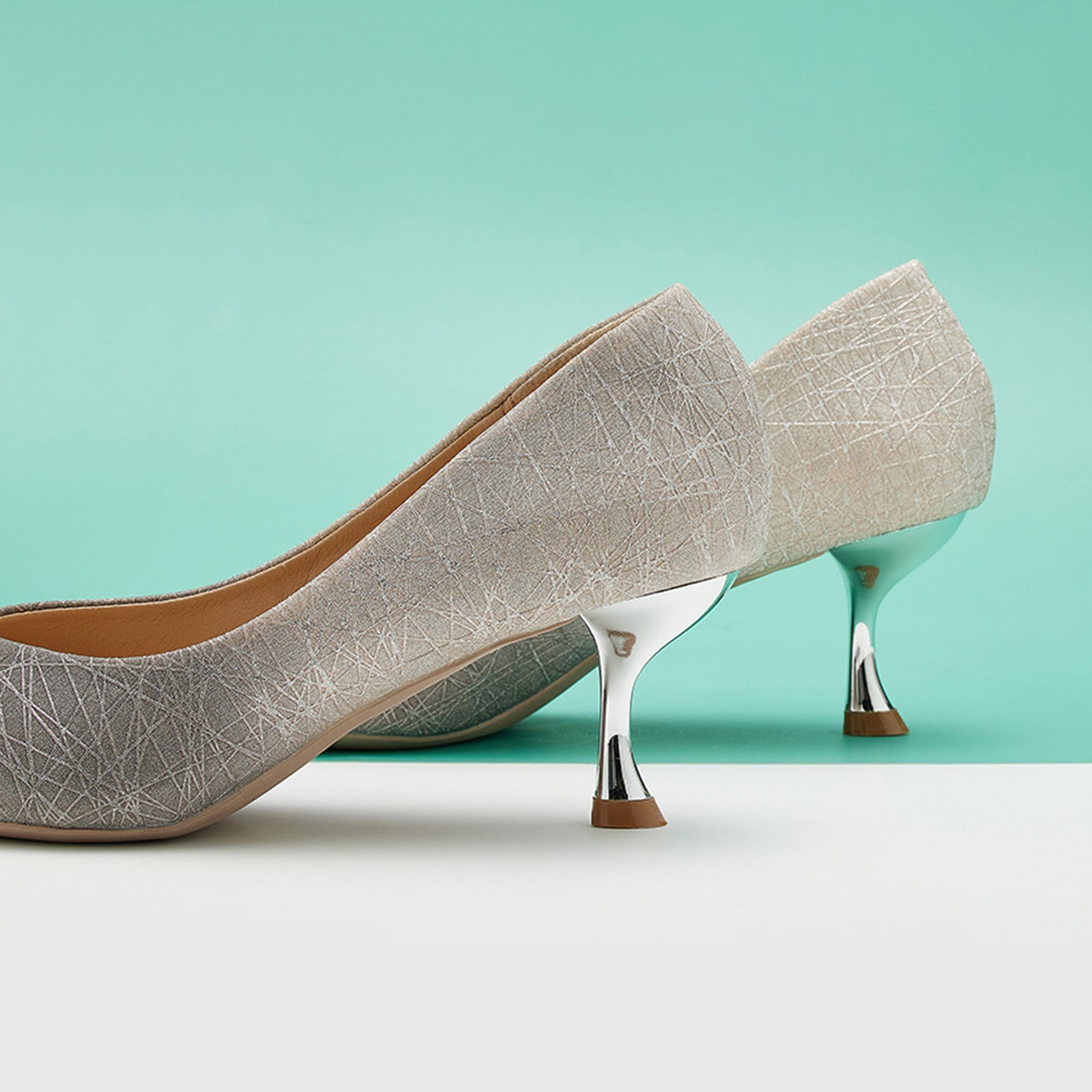Classic Silver Glitz: Silver Glittered Pumps with Louis Heel, a dazzling choice for adding a touch of glamour to any outfit