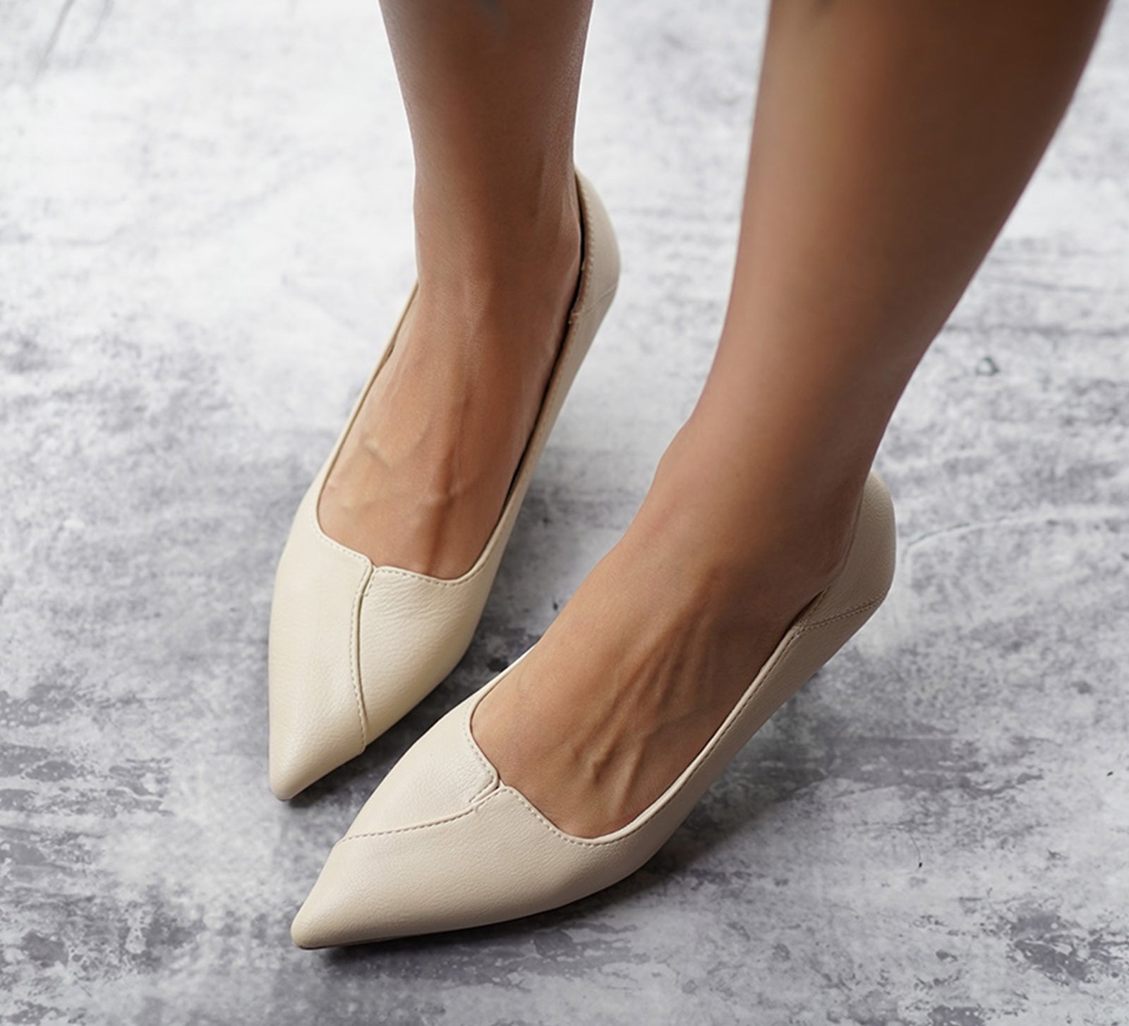 "Effortless Elegance: Convertible Pumps in White with a stylish kitten heel, featuring classic details for a polished and sophisticated style