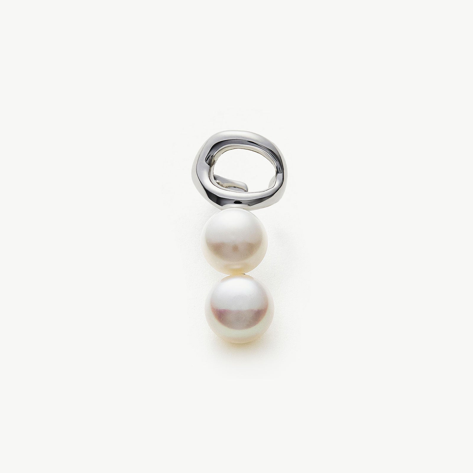  Silver Pearl Ear Cuff, a modern and stylish accessory that adds a touch of sophistication to your ear