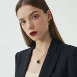 Claw Pearl Ear Cuff in gold, a gleaming and stylish piece that enhances your look with a warm and luminous glow.