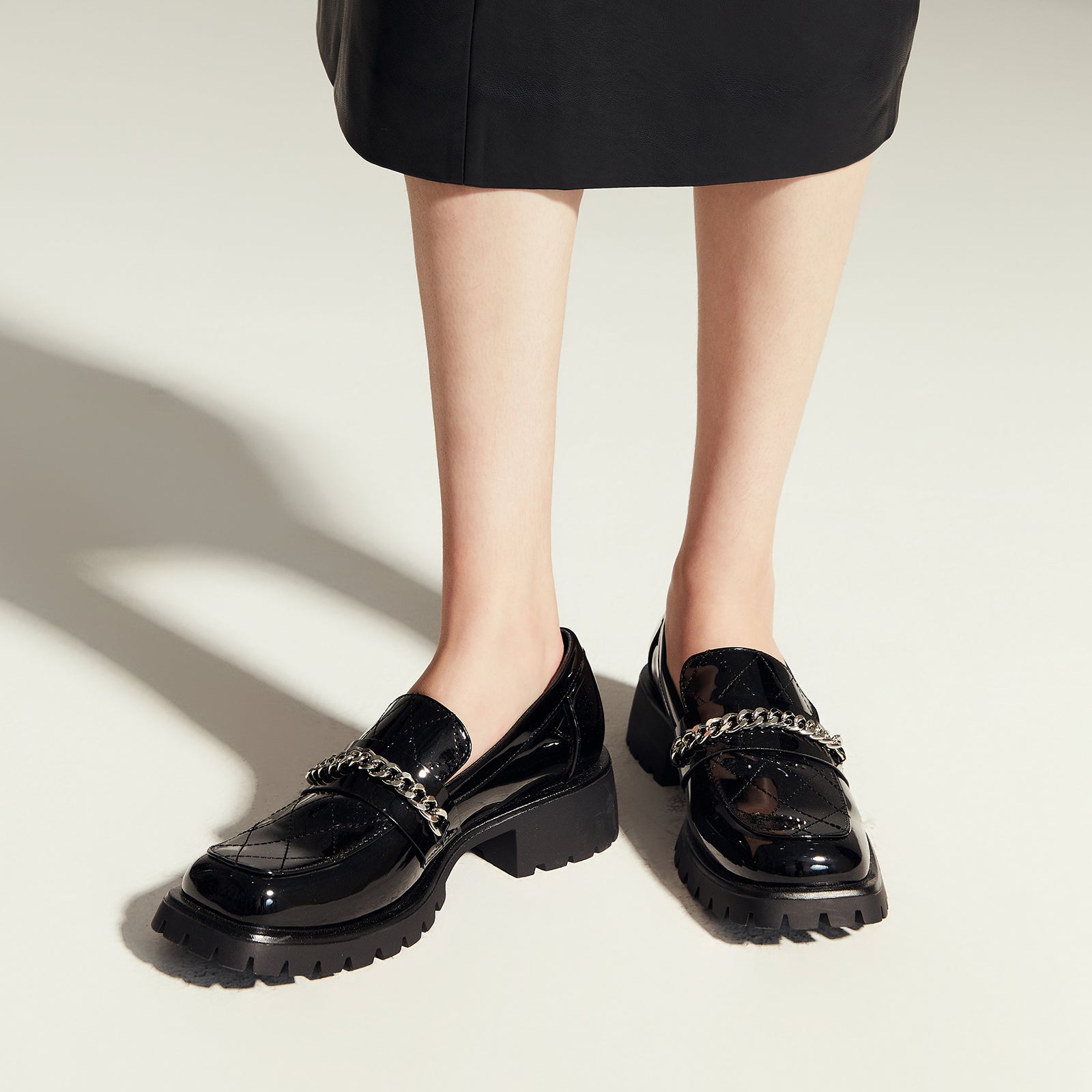  Metal Chain Platform Loafers in Black, a timeless and versatile option for everyday elegance