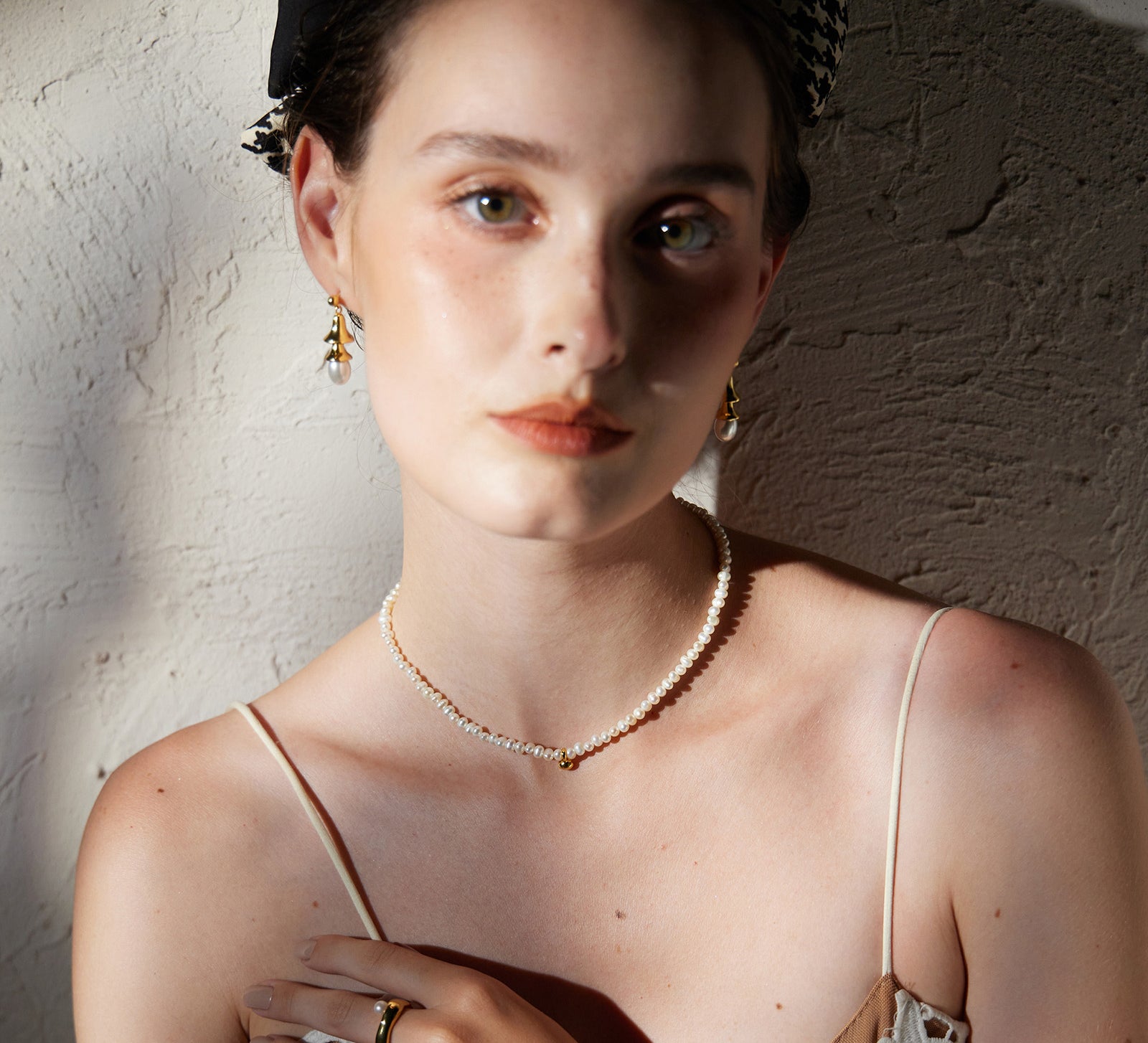  Pearl Gold Pendant Choker, a chic pearl adornment, this choker combines the warmth of gold with the timeless beauty of pearls, creating a versatile and stylish accessory that complements both casual and formal looks