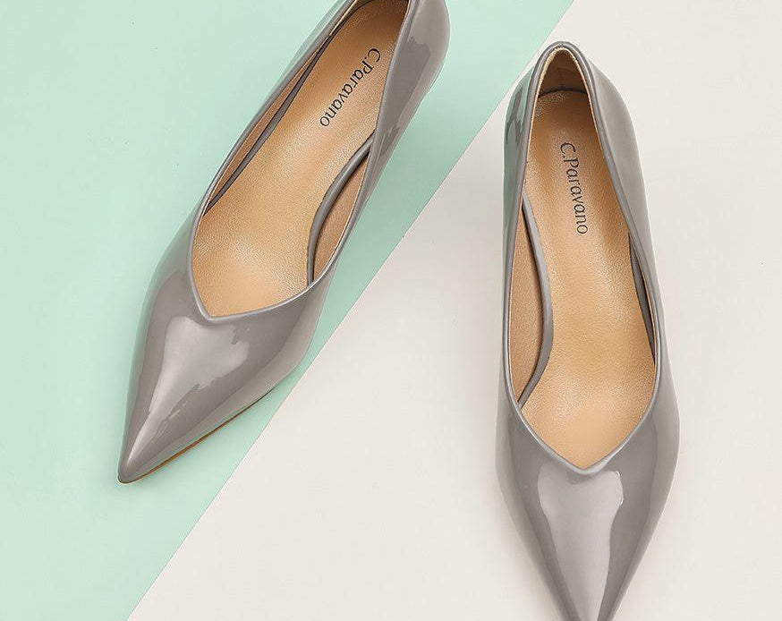 Glossed gray Pumps