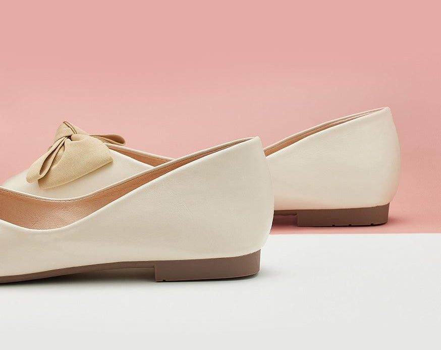 White bowknot flats - a statement-making addition to your footwear collection