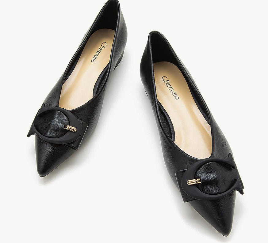 Chic and elegant black point-toe flats in genuine leather